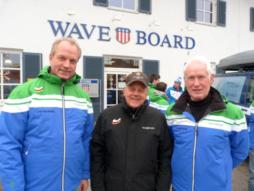 Mit einem Teil der neu eingekleideten Kinder und Jugendlichen des Sport-Talents freuen sich Ehrenpräsident Helmut Weinbuch (l.), der Leiter des Fördervereins Sport-Talent Hartmut Karstens (r.) und Sponsor Klaus Diekkamp (2.v.l.).