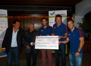 Das erfolgreiche Rodeltrio Felix Loch (2.v.r.), Tobias Wendl (M.) und Tobias Arlt (r.) überreichte dem Sport-Talent 1000 Euro. Mit den Olympiasiegern freuten sich Schatzmeister Hannes Schneider (l.) und Ehrenmitglied Helmut Weinbuch (2.v.l.)