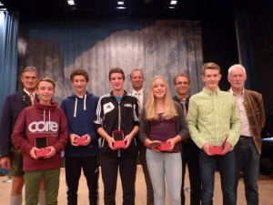 Die Bürgermeister Josef Maltan (3. BM Ramsau), Franz Halmich (BM Markt Schellenberg) und Hannes Rasp (BM Schönau/Königssee) übergeben den Bei der Ehrung anwesende SportlerInnen - großer Kristall:  Sepp Maltan (3. BM Ramsau), Jannis Kolb, Fabian Stöckl, Christoph Zern, Franziska Pfnür (4.v.r.) und Sebastian Braun (2.v.r.) und Hartmut Karstens. 